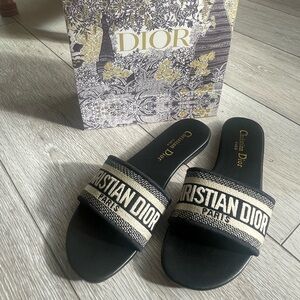 Women’s Slides Size US 9